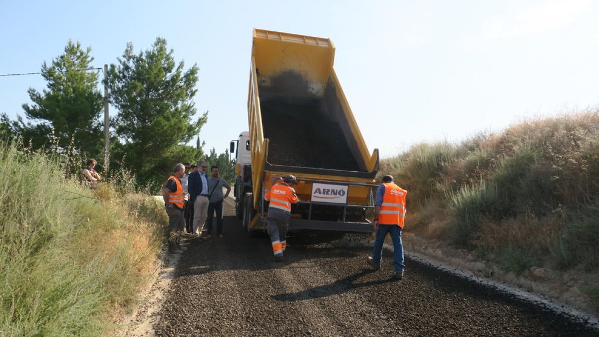 Imatge dels treballs de pavimentació en aquest camí de l’Horta.