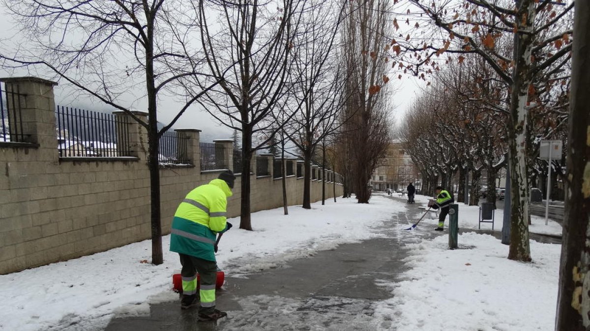 Un operario de la brigada de La Seu retirando nieve de la calzada.