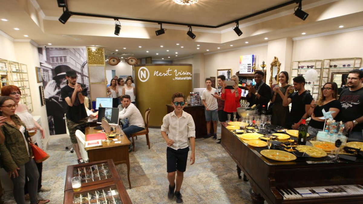 Els comerços de la Zona Alta van organitzar activitats com desfilades o refrigeris per atreure compradors, tot i que algunes de previstes a l’aire lliure van haver de suspendre’s.