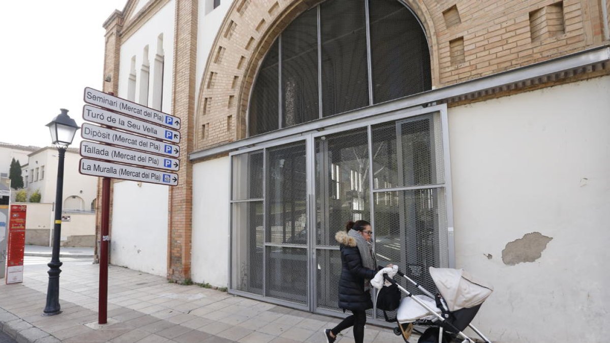 El Mercat del Pla lleva cerrado desde el mes de marzo del año pasado.