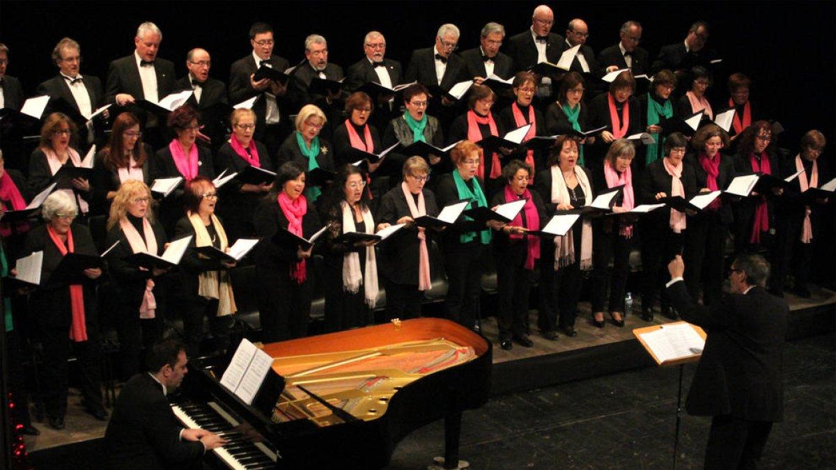 El Teatre Ateneu es va omplir diumenge per disfrutar del recital.