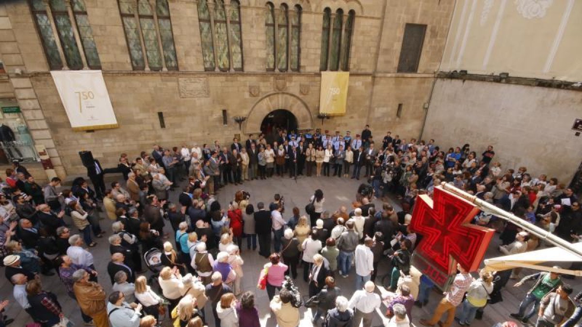 Concentració en record d’Abel Martínez a la plaça Paeria l’endemà de la tragèdia.