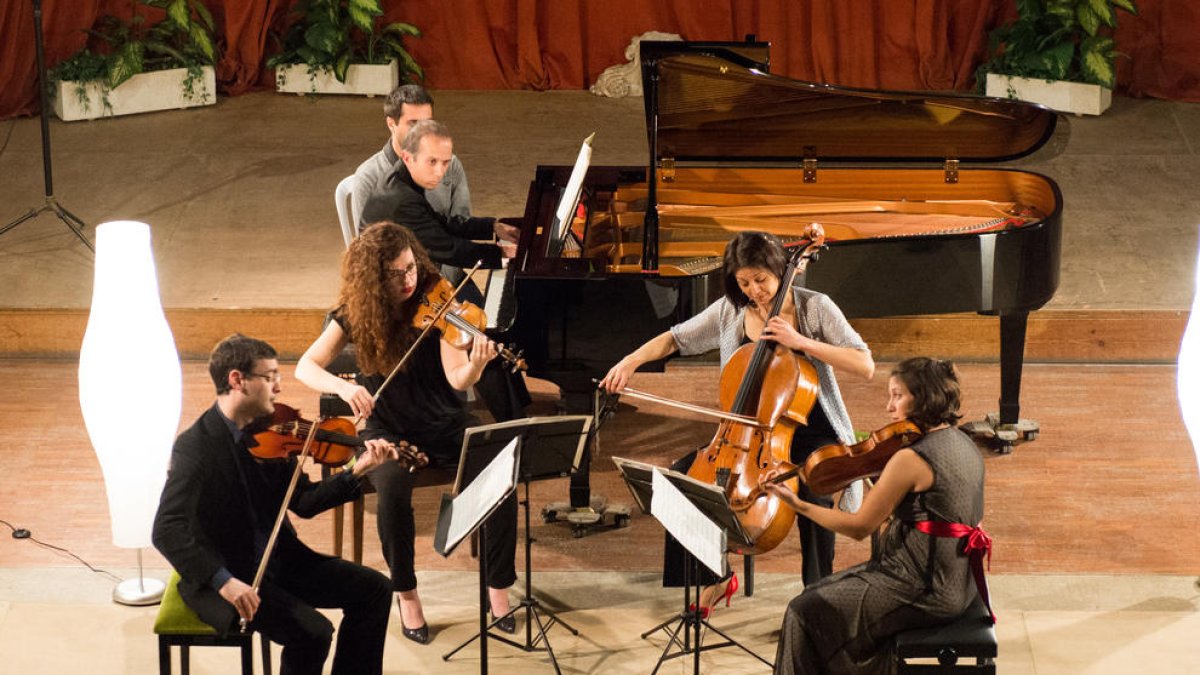 Un moment del concert del Dalia Quartet i Santi Riu diumenge a l’Auditori de Cervera.