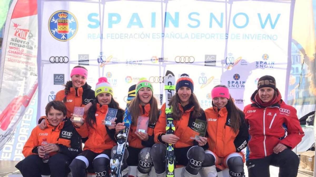 Els components de l’equip de competició del CEVA, amb els trofeus conquerits a Sierra Nevada.