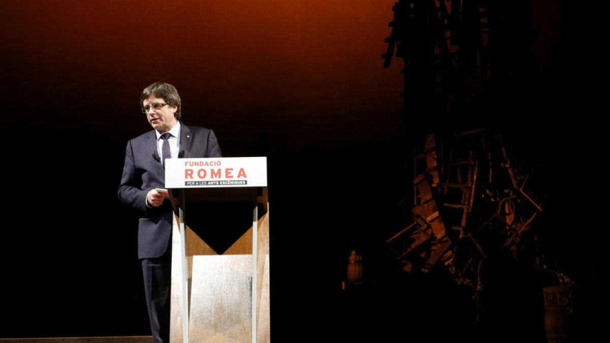 Puigdemont, ahir, en el moment de la conferència al teatre Romea de Barcelona.