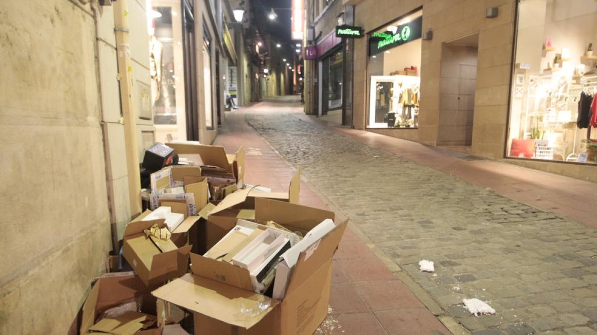 Les botigues de l’Eix Comercial deixen ara els cartrons al carrer a l’acabar la jornada.