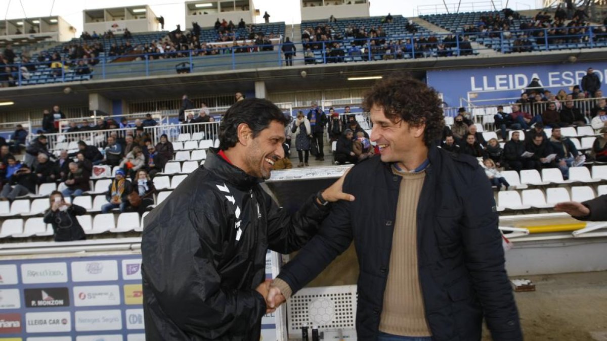 Toni Seligrat saluda Imanol Idiakez en l’anterior visita al Camp d’Esports amb l’Huracà.