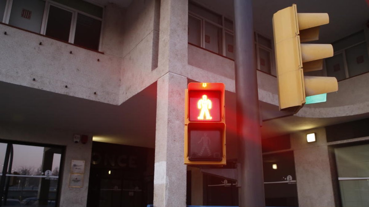 El nou semàfor que s’activa per ‘bluetooth’ per a discapacitats visuals.