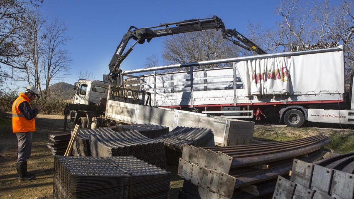 Operarios descargando material a un kilómetro de la entrada del túnel, entre la Noguera y el Urgell.