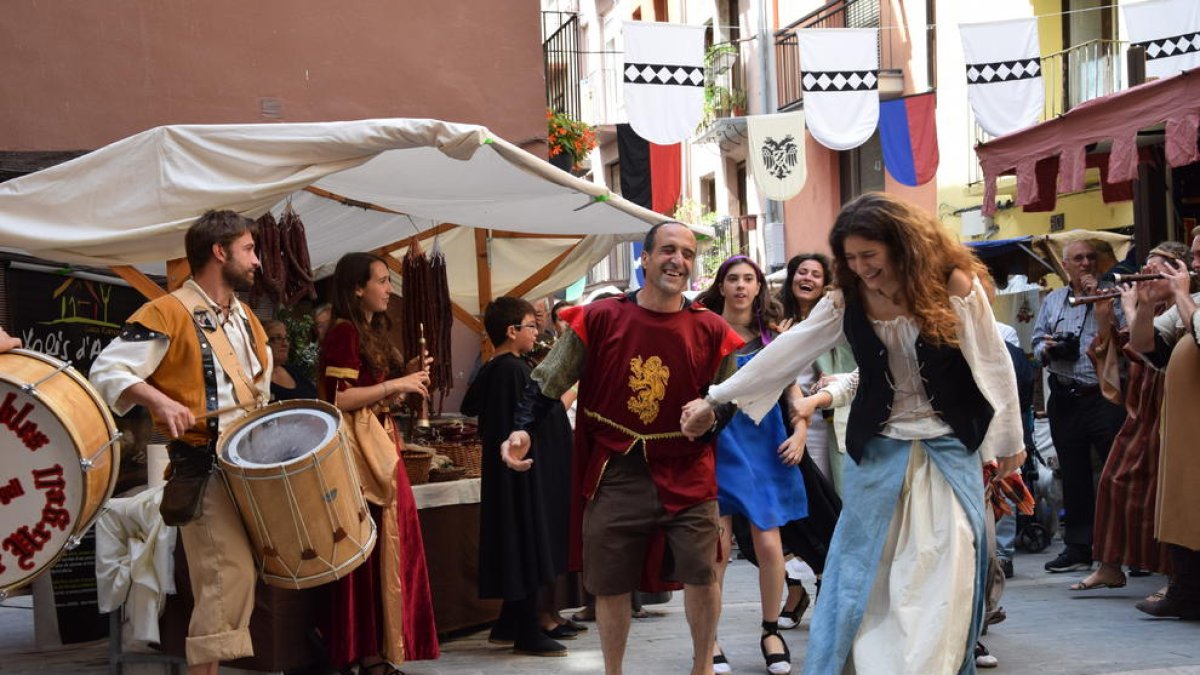 Una cercavila va servir ahir per inaugurar la setzena edició del Mercat dels Canonges de la Seu.