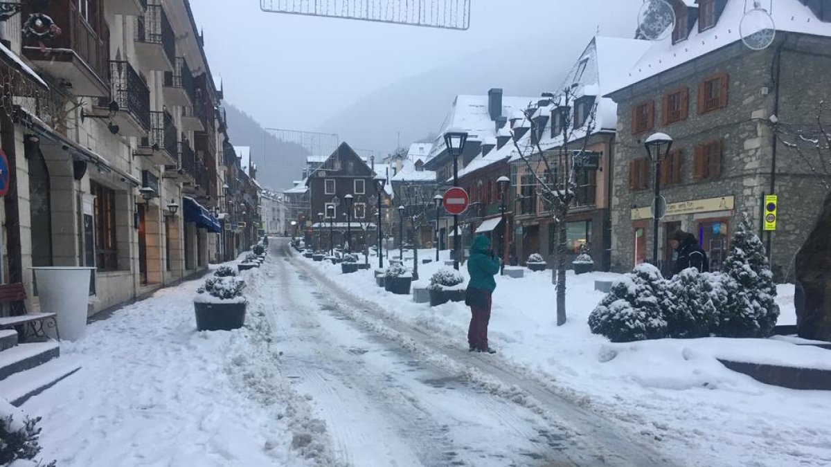 Nens jugant a la neu ahir a Sort.