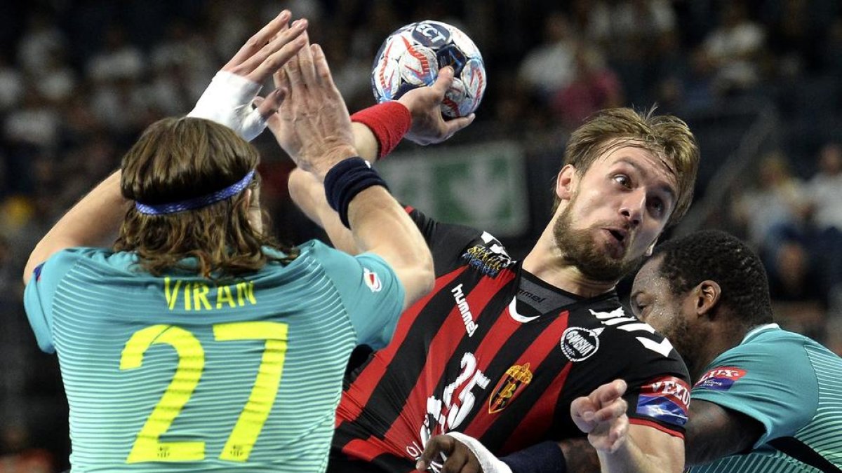 Luka Cindric, del Vardar, intenta llançar davant de l’oposició de Viran Morros.