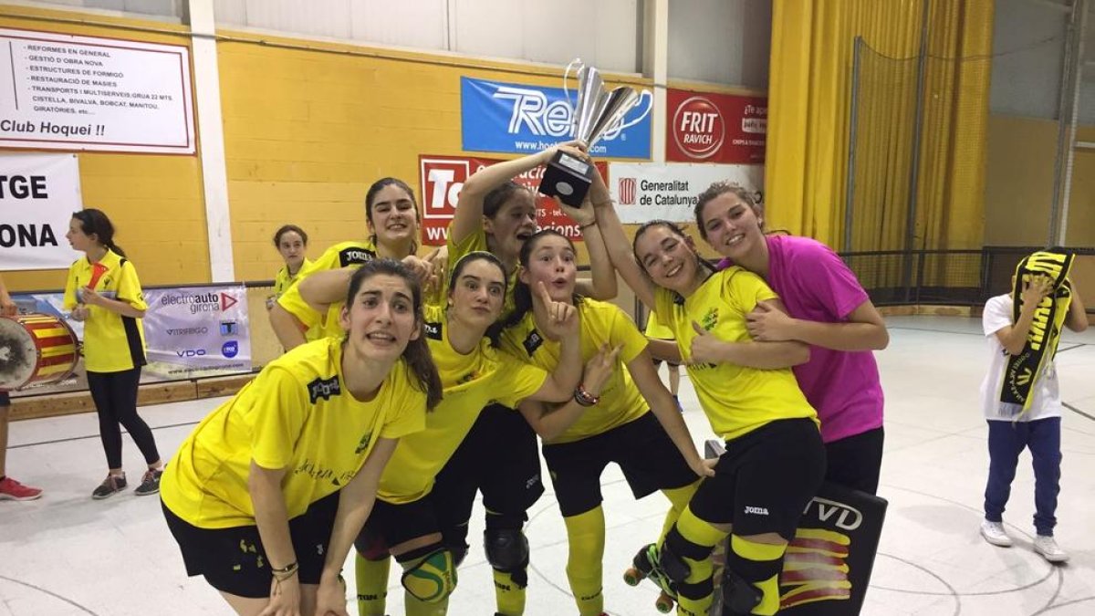 Les jugadores van celebrar l’ascens a la mateixa pista del Girona.