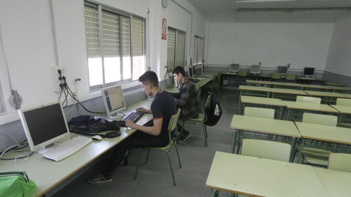 Una aula gairebé buida en un institut, en l’última vaga.