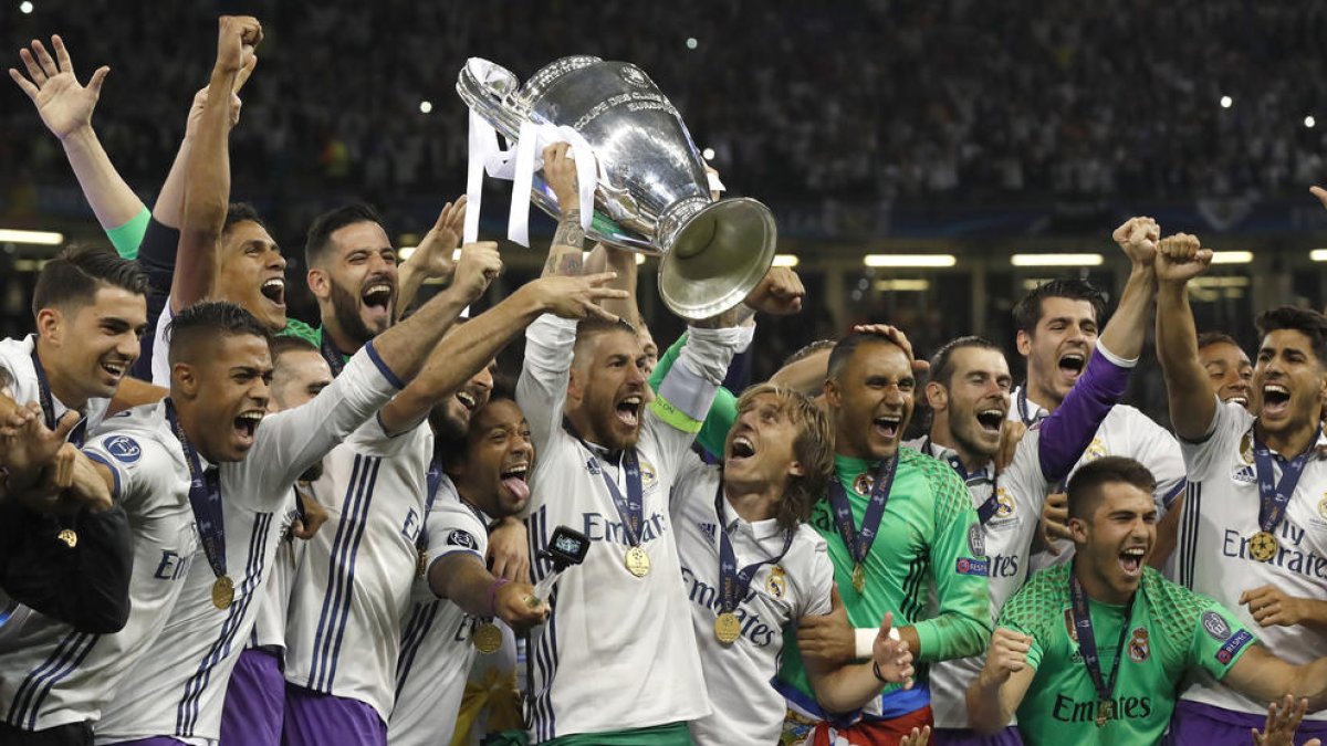 Imatge de la zona després de l’estampida d’aficionats.