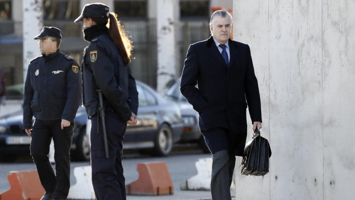 Bárcenas llegó ayer por la mañana a la Audiencia Nacional recibido por unos mariachis interpretando el himno de PP.