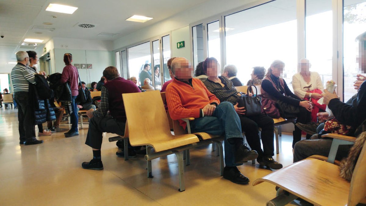 Las Urgencias del Arnau reciben estos días muchos pacientes por culpa del virus de la gripe.