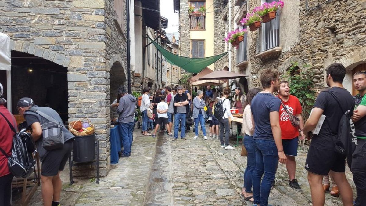 El centre de Rialp es va omplir ahir de parades d’oficis artesans, malgrat la pluja.