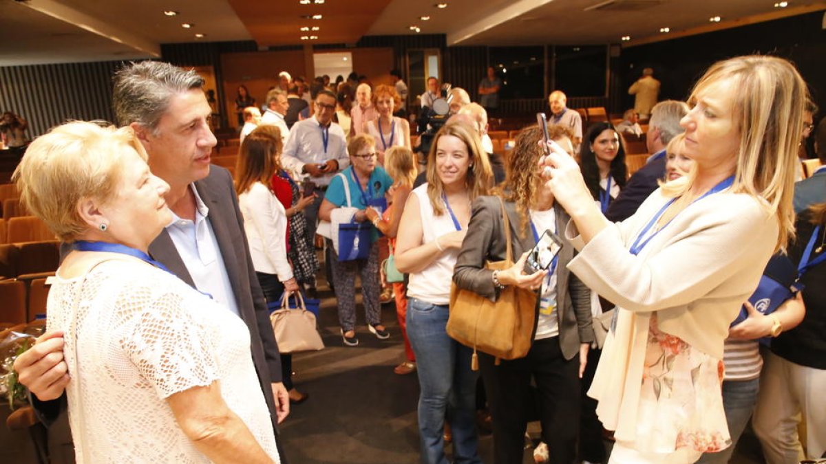 Xandri, a la derecha, fotografía a Albiol con una de las participantes del congreso del PP de Lleida.