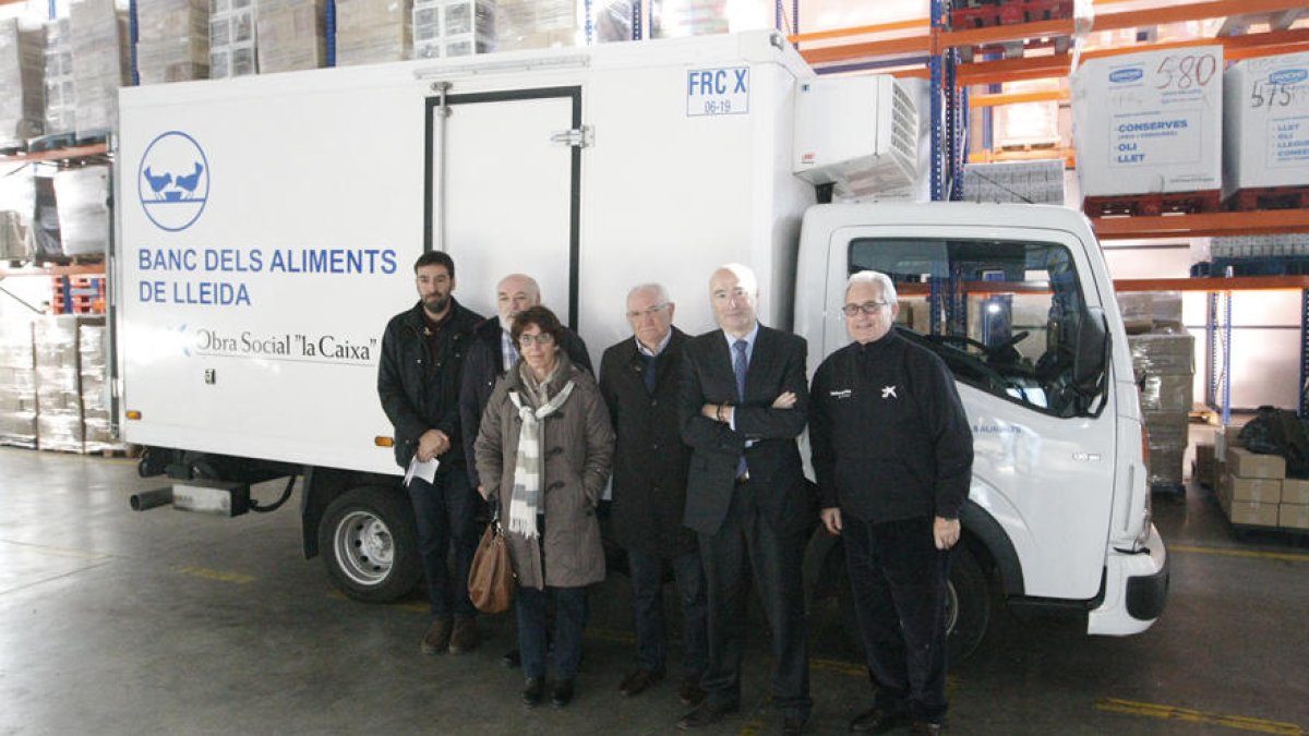 Presentació del nou camió frigorífic, ahir, a la seu del Banc dels Aliments de Lleida.