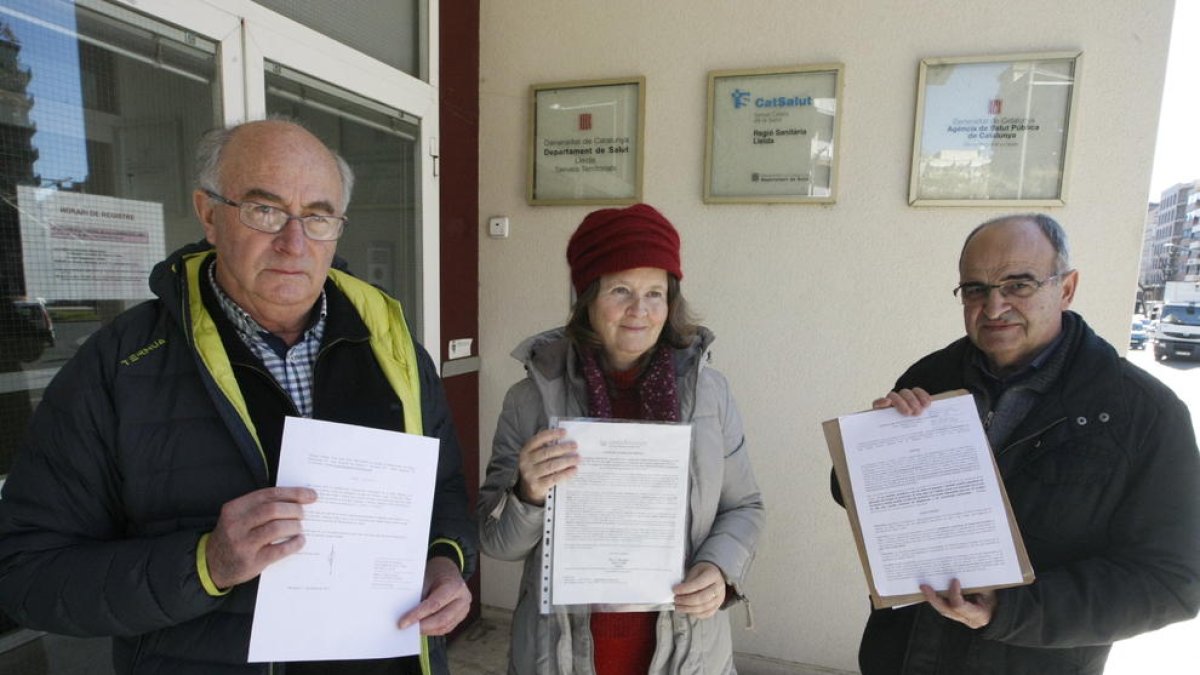 Josep Pàmies, Lola Roma i Miquel Pàmies, ahir a Salut.