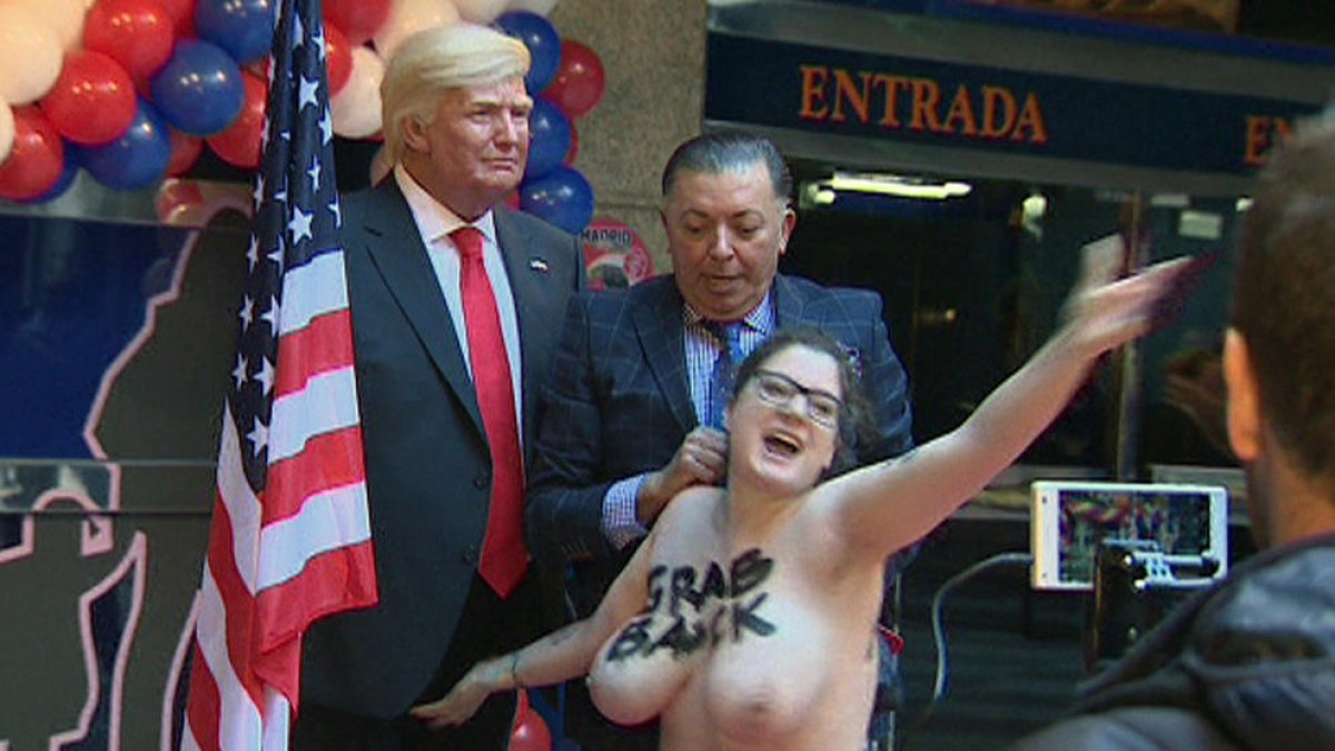 Protesta a Madrid ■ El Museu de Cera de Madrid va presentar ahir l’estàtua del nou president dels EUA, davant de la qual una activista de Femen, amb el pit descobert, va reclamar “agafar per les pilotes el patriarcat”.