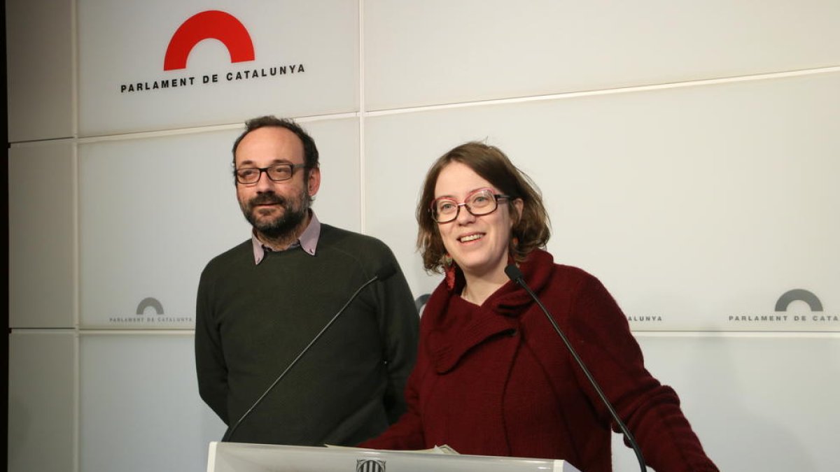 Els diputats de la CUP Benet Salellas i Eulàlia Reguant.