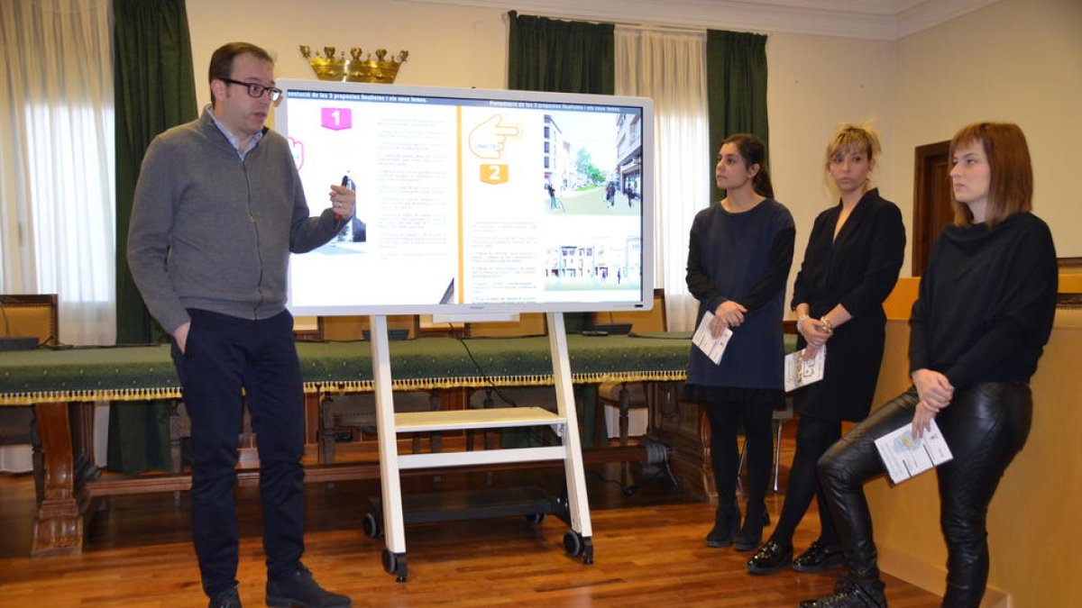 El consistori va presentar ahir la consulta popular.