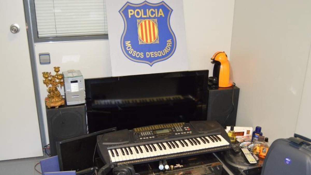 Material que los Mossos hallaron en el piso de las acusadas.