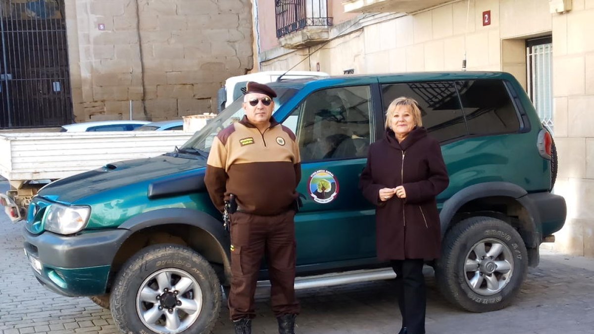 El guarda rural de Almenar con la alcaldesa, Teresa Malla.