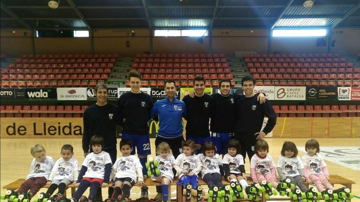 En la imagen, los once niños y niñas que tomaron parte en la primera sesión junto a sus improvisados entrenadores.