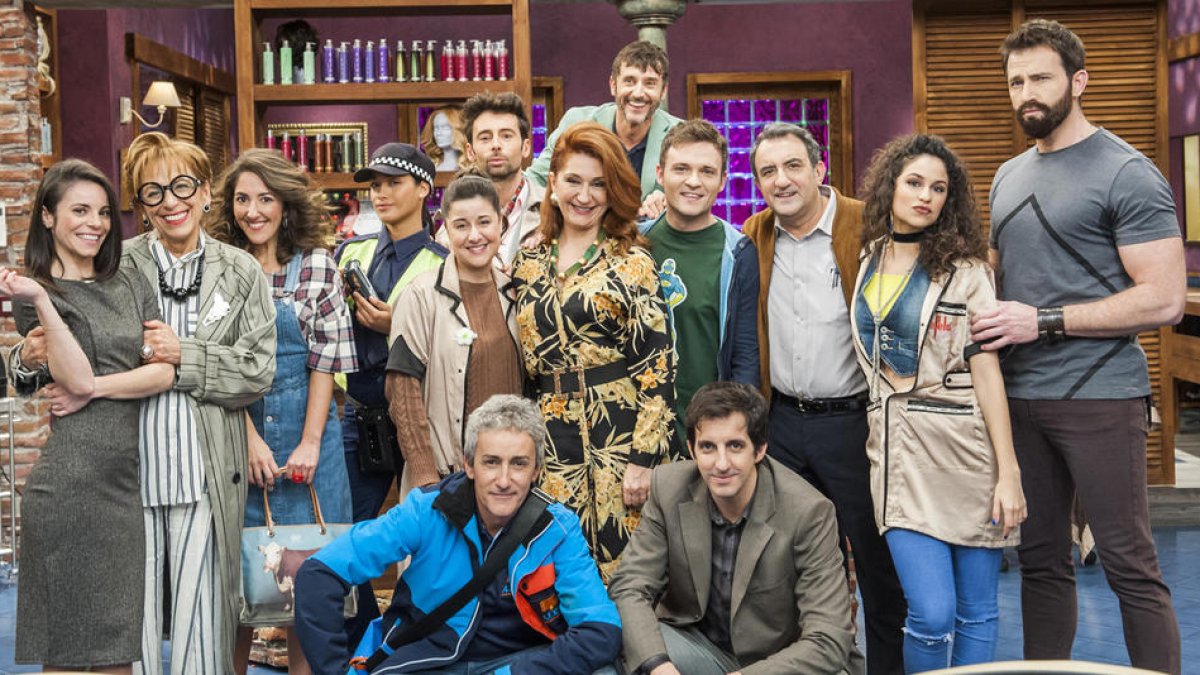 El equipo de actores de la nueva sitcom ‘La Pelu’ de TVE.