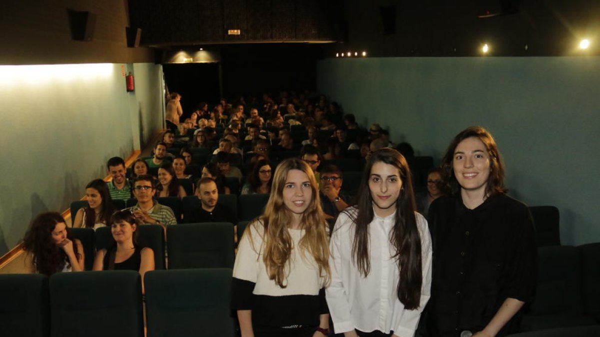 Tres de les directores de la pel·lícula, Laia Alabart, Laura Rius i Alba Cros, al juny al cine Rambla.