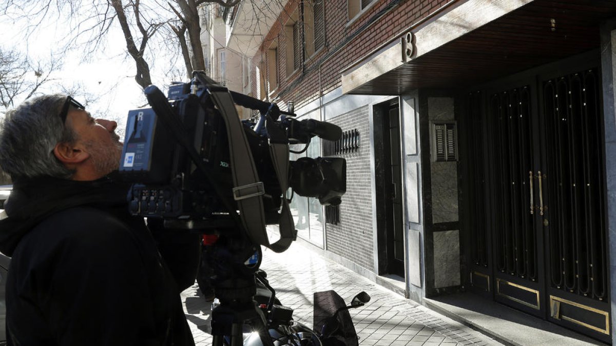 Mitjans de comunicació davant del portal de l’edifici on es van produir les morts a Madrid.