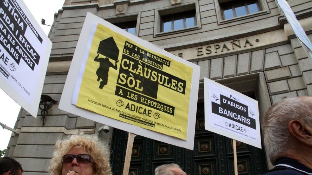 Una protesta per les clàusules terra davant del Banc d’Espanya.