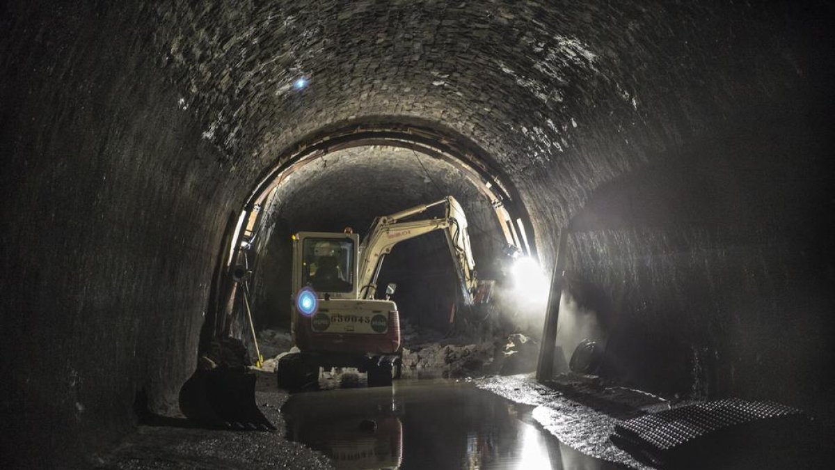 Obres de reparació a contrarellotge al túnel de Montclar