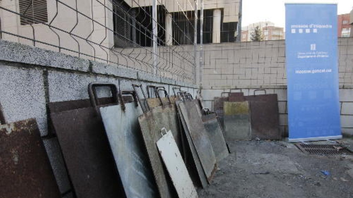 Material confiscat d’una deixalleria del Segrià, ahir a la comissaria dels Mossos d’Esquadra.