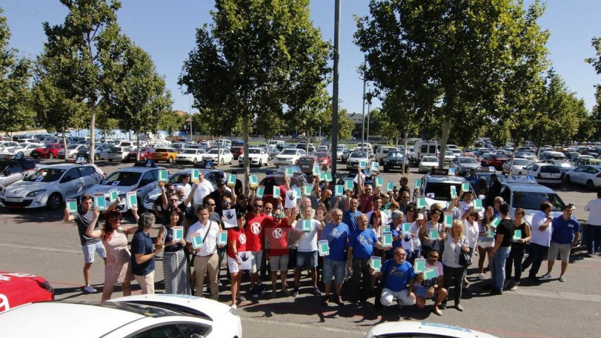 Unos 130 vehículos de autoescuelas en la manifestación en Lleida