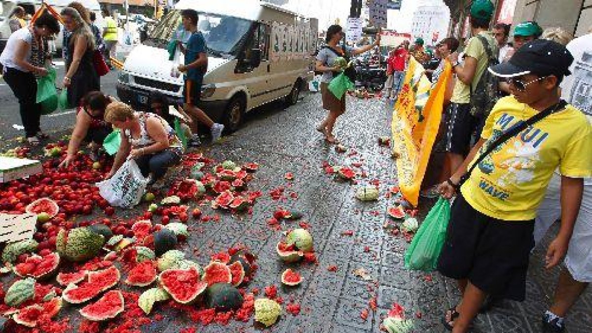 Imagen de archivo de una protesta ante la embajada francesa contra un ataque a camiones españoles.