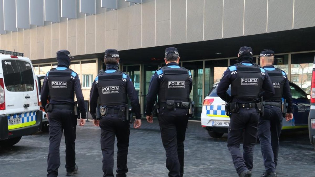 Urbans dirigint-se a la caserna de la Policia Local, al carrer Salmeron.