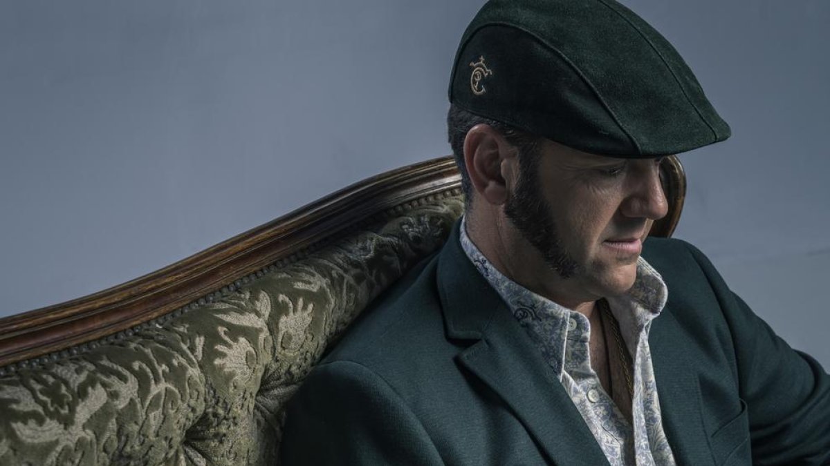 El cantant sevillà lluirà diumenge a la Llotja la seua característica gorra, que imiten els seus fans.