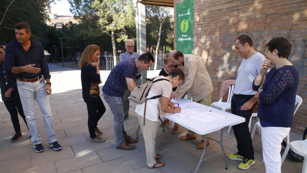 Punto de recogida de firmas de la plataforma vecinal, ayer frente al solar del futuro Parc de les Arts.