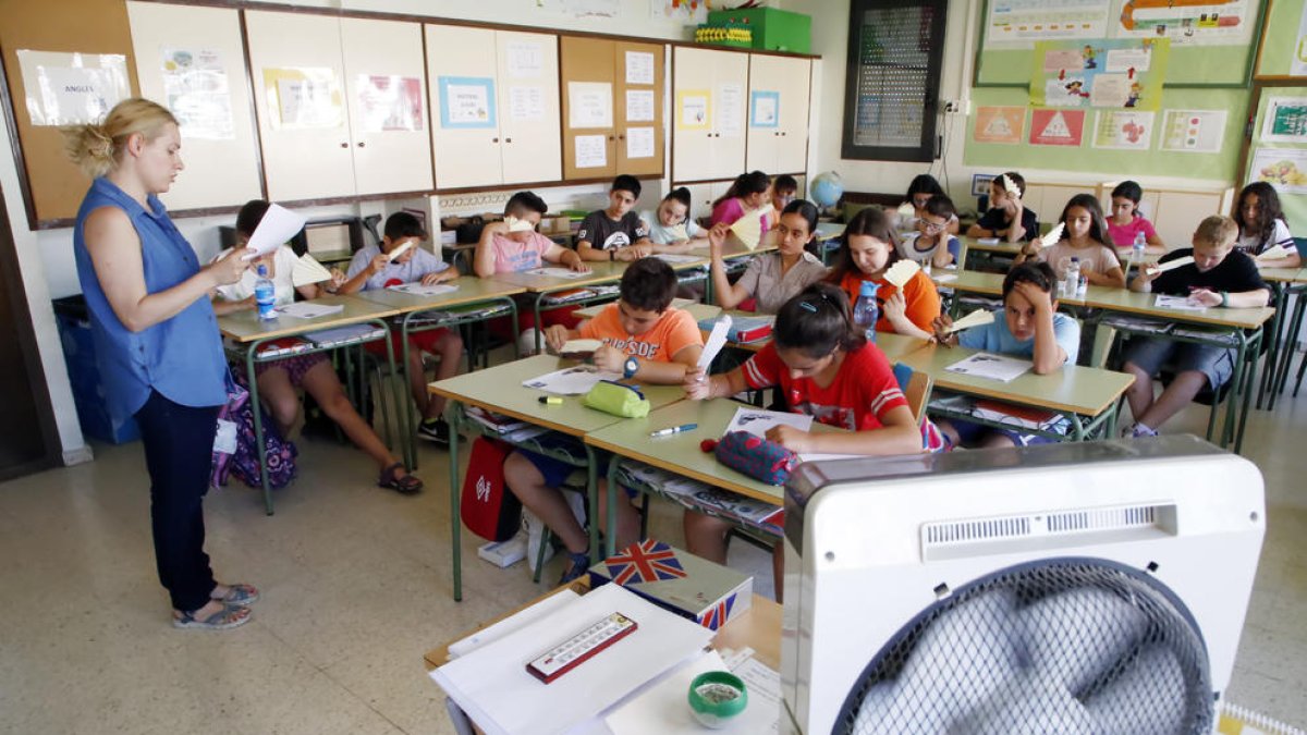 Alumnos del Frederic Godàs, combatiendo el calor este junio.