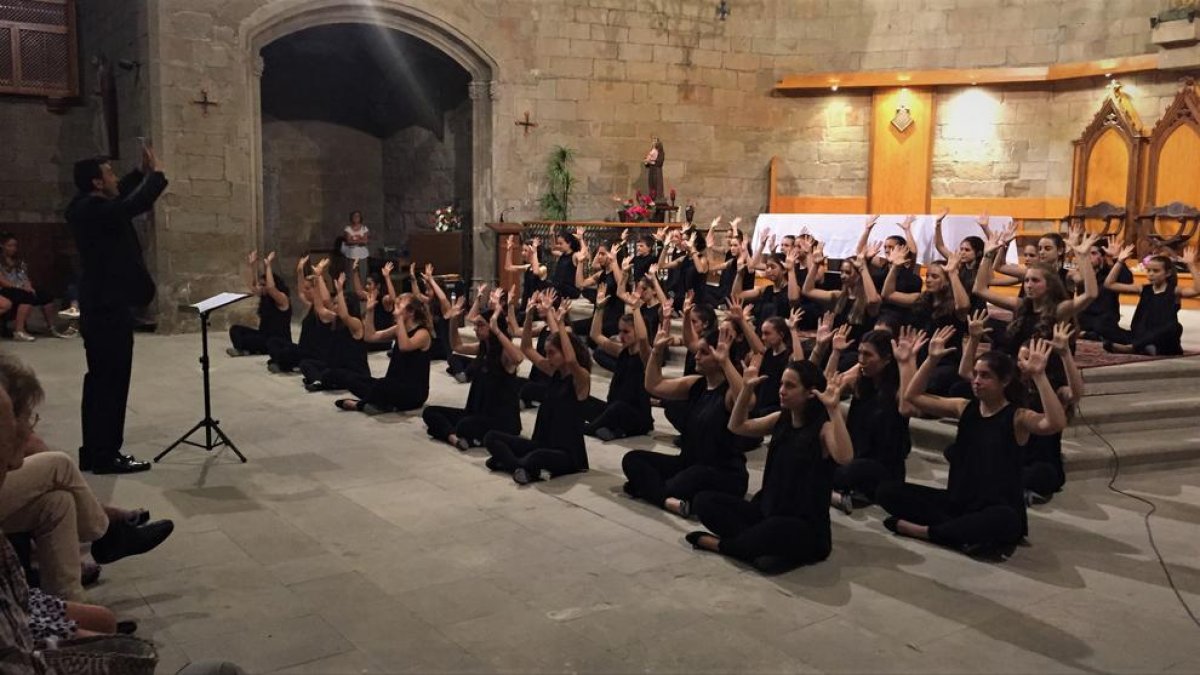 El coro interpretó obras de diferentes períodos y estilos en el convento dominico de Balaguer.