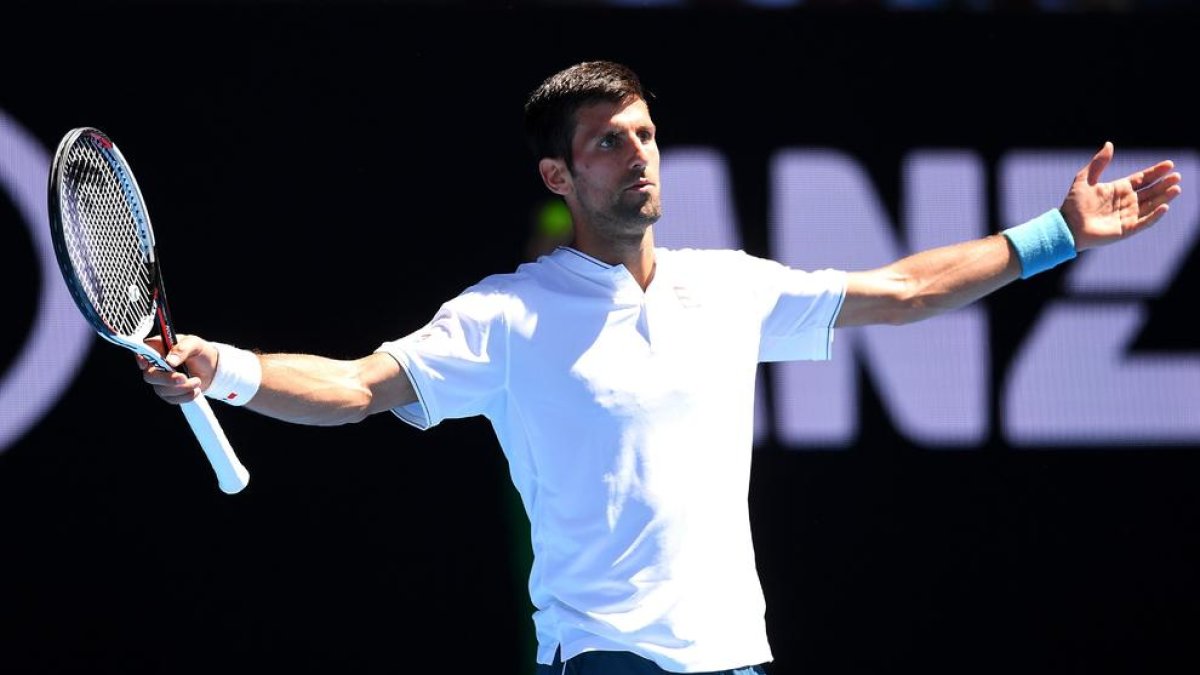 Novak Djokovic es lamenta després de fallar un punt davant de l’uzbek Denis Istomin.