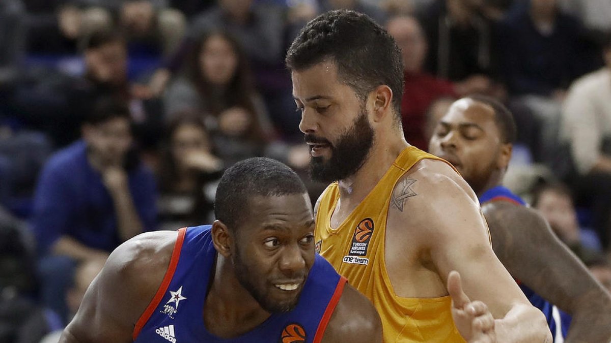 Faverani, defensant Dunston, va firmar un gran debut.