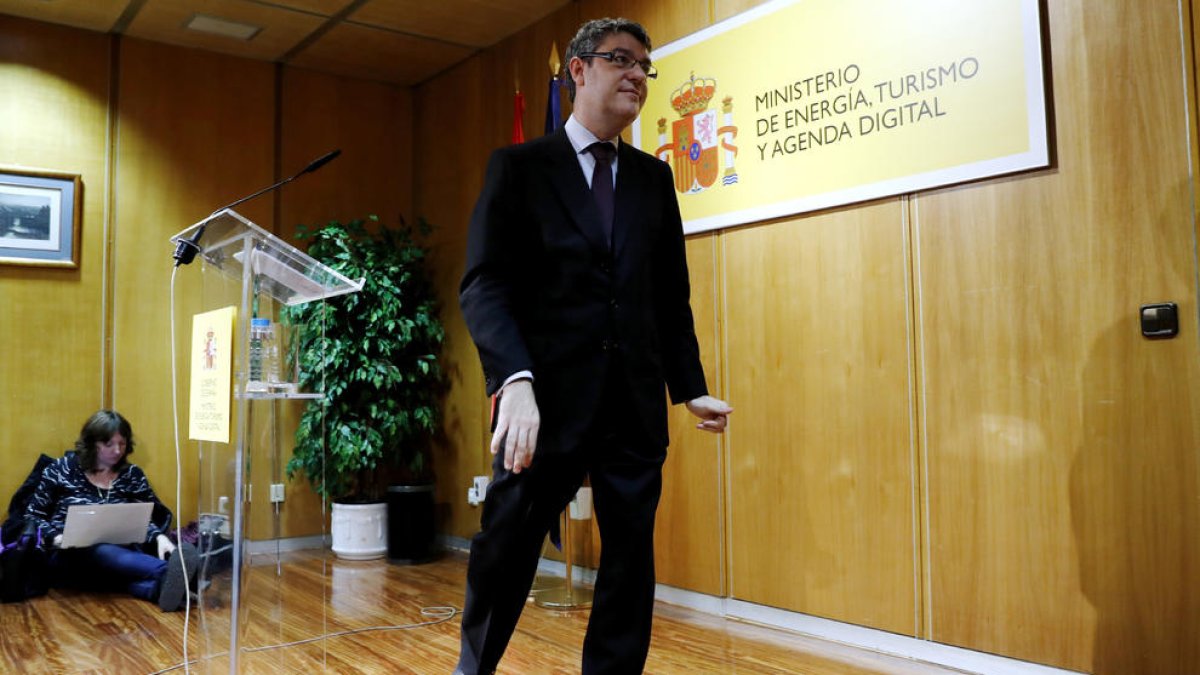 El ministre d’Energia, Álvaro Nadal, en la roda de premsa oferta ahir a la seu del ministeri.