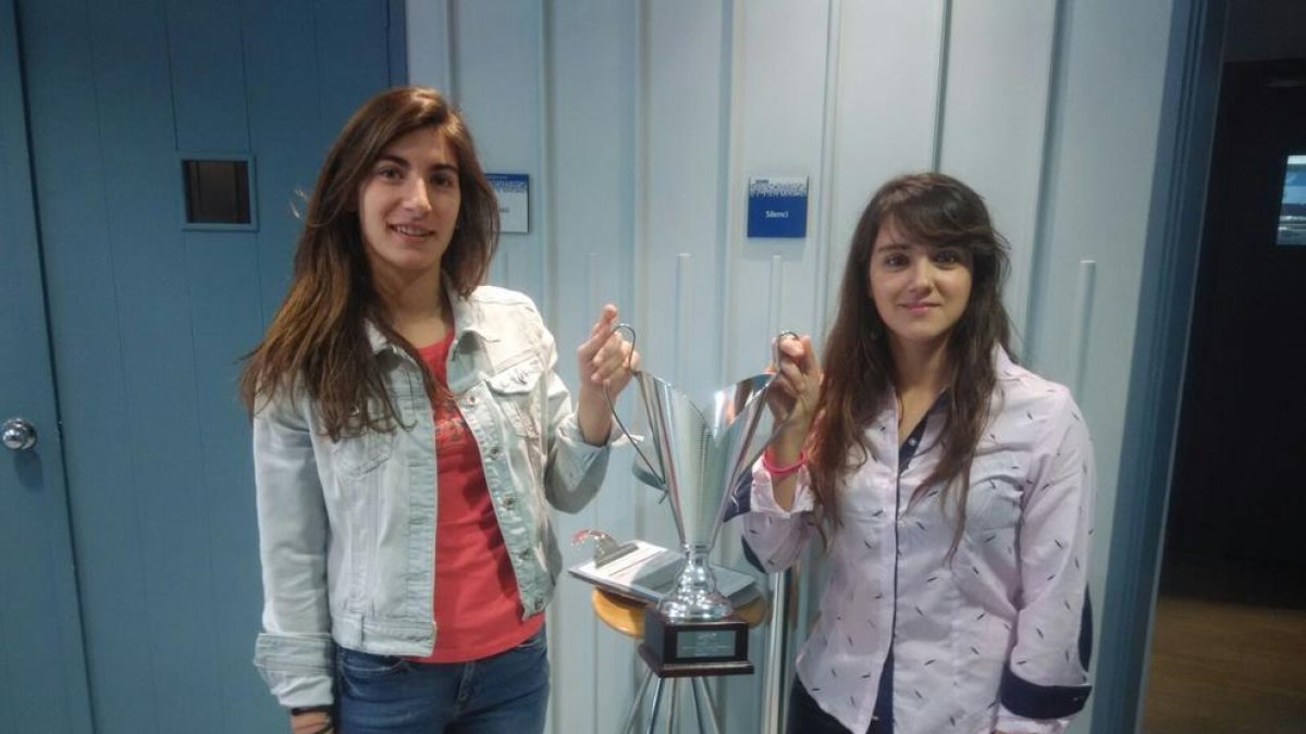 Maria Porta i Jimena Ortiz, ahir amb la copa de campiones.