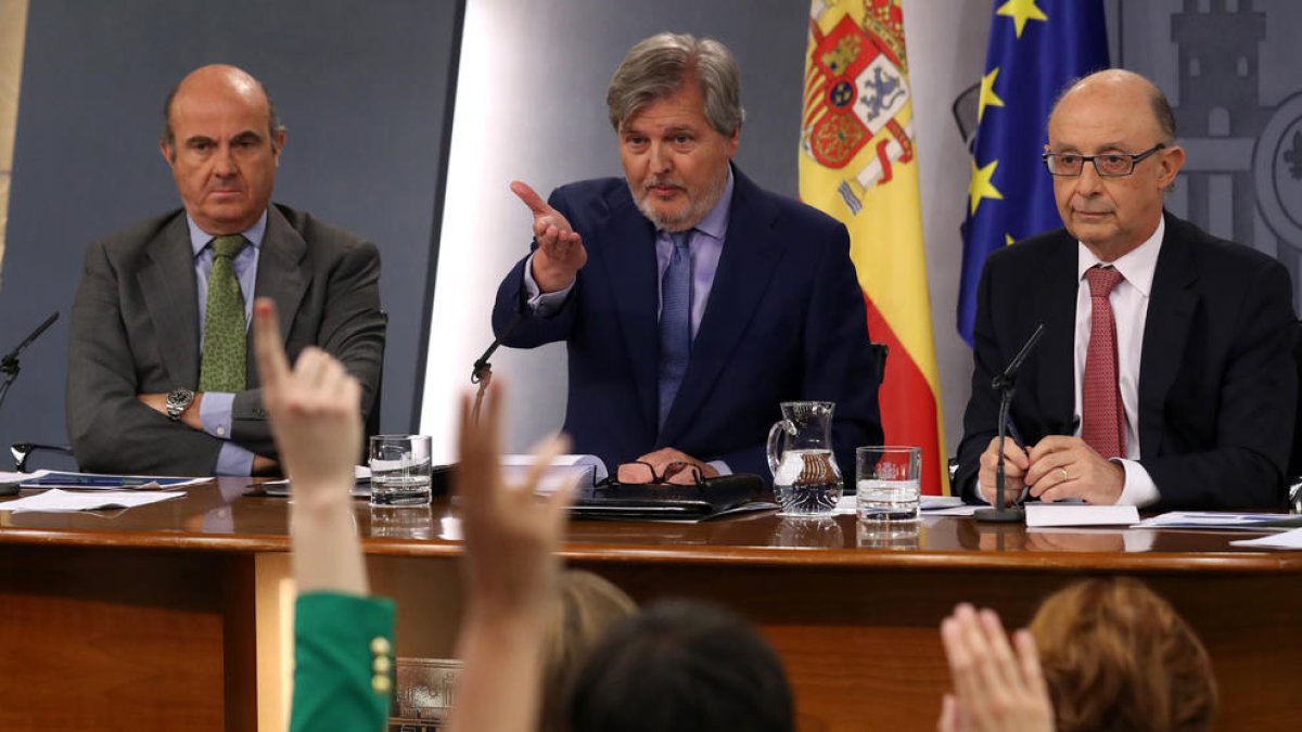 El ministre d’Economia, el ministre portaveu i el ministre d’Hisenda, ahir després del Consell.