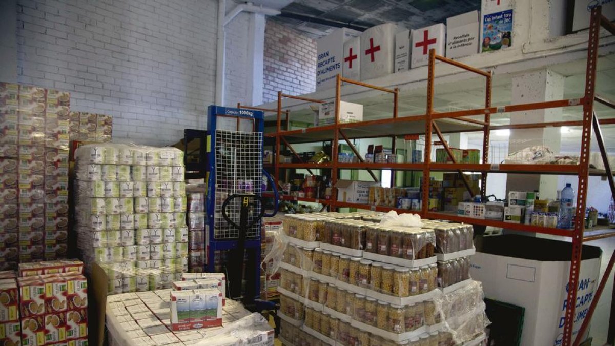 Imagen reciente de alimentos almacenados en el Magatzem Solidari de Tàrrega.
